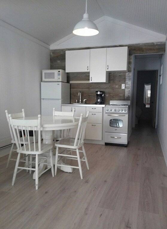 Waterfront, cozy, clean one bedroom, newly renovated cottage in Sauble Beach, Tobermory (Ontario)