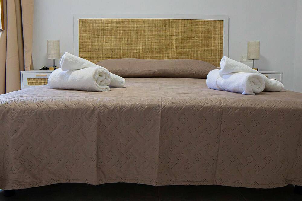 Entire apartment, Cozy accommodation in Baza with essential amenities in Baza, Geoparque de Granada