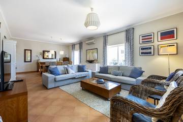 Villa for 8 Guests in Luz, Faro District, Picture 2