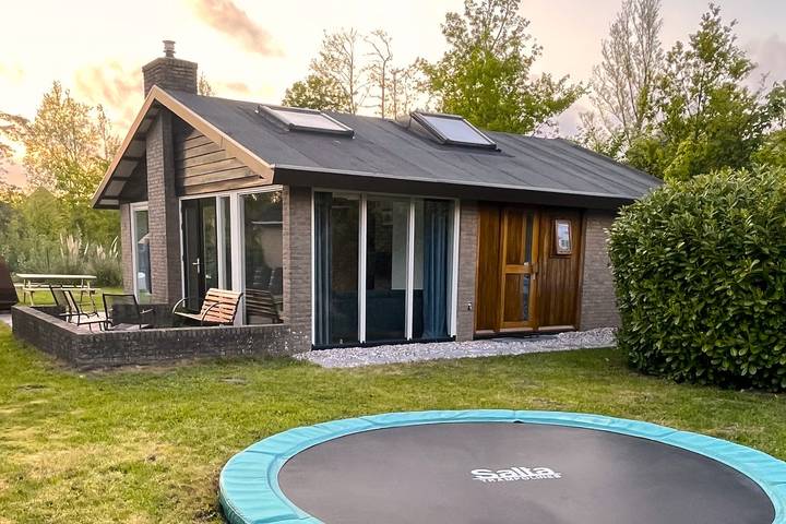 Bungalow voor 5 personen, met terras en tuin in Lauwersoog