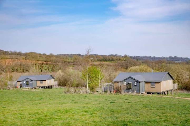 Log cabin for 6 people, with hot tub in Somerset