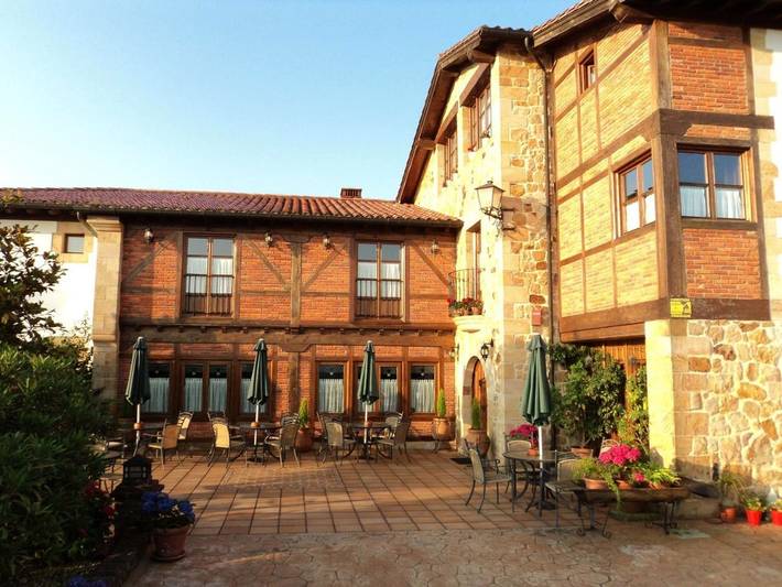 Hotel para 2 personas, con jardín y vistas además de piscina y terraza en Cantabria - 4