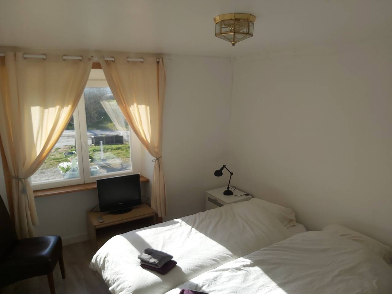 Pension 'Chambre 3 Et 4' mit Blick auf den See, Gemeinschaftspool und Gemeinschaftsgarten in Champsac, Regionaler Naturpark Périgord-Limousin
