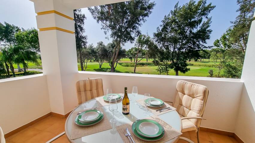 Apartamento entero, Apartamento 'Golfview' con Piscina Compartida, Wi-Fi y Aire Acondicionado in Quarteira, Distrito de Faro