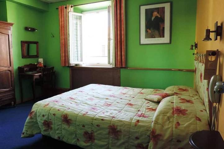 Pet-Friendly Double Room inside 17th-Century Convent | Near Local Cafés in Digne-les-Bains, Alpes de Alta Provenza