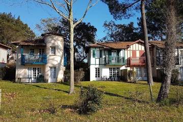 Gîte pour 5 personnes, avec piscine ainsi que jardin et balcon dans Golf De Moliets Moliets Et Maa