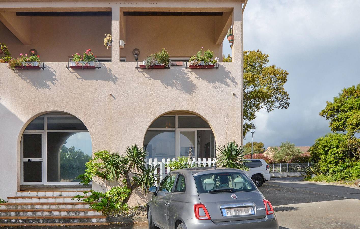 Apartamento vacacional entero, Felicidad junto a la playa: Moderno apartamento con piscina y aparcamiento in Cervione, Región de Corte