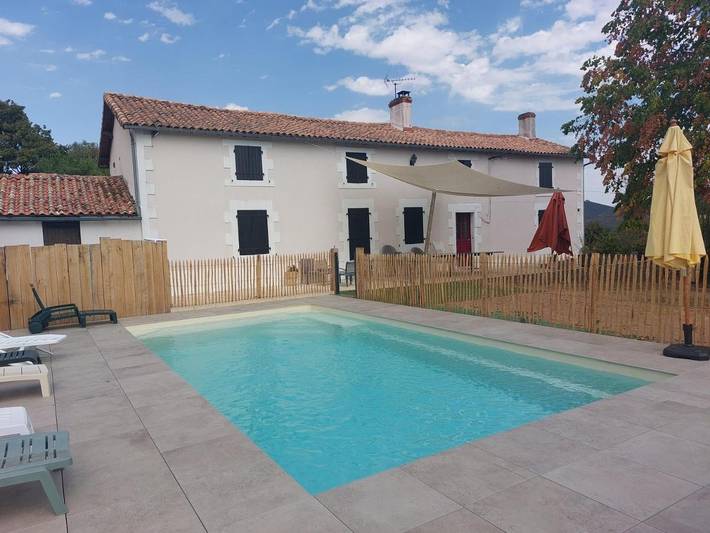 Location de vacances pour 15 personnes, avec Terrasse ainsi que Jardin et Piscine dans Vausseroux