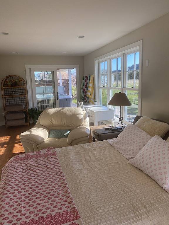 Vacation rental for 12 people, with yard and hot tub, with pets in Lake Champlain