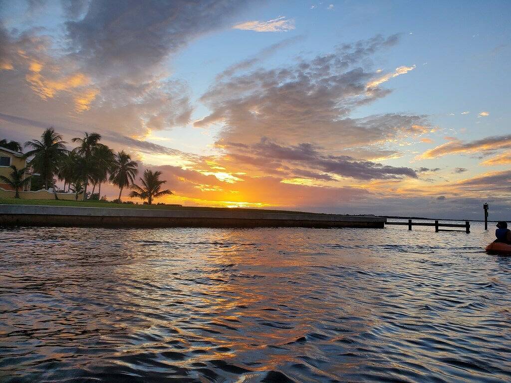 Cozy waterfront minutes from the beach! Great fishing, Inground Saltwater Pool in Iona, Southwest Florida