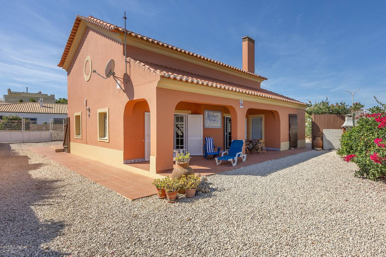Ferienhaus 'Ingrina Beach House' mit Terrasse, Garten & WLAN in Raposeira, Vila do Bispo e Raposeira