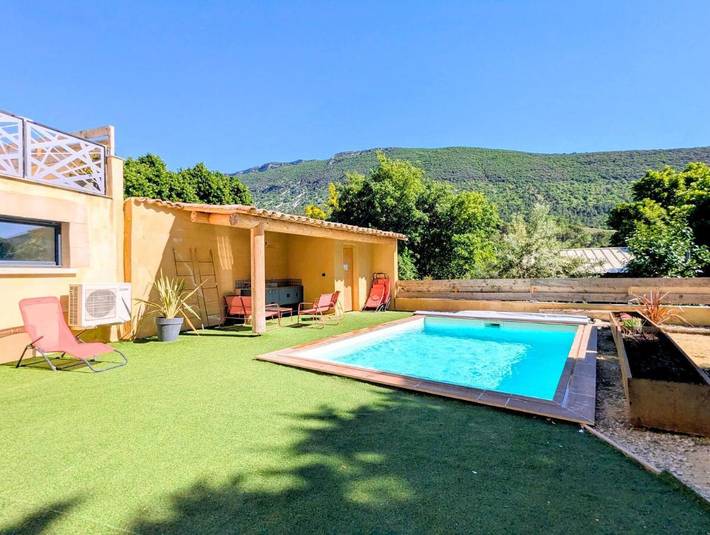 Location de vacances pour 10 personnes, avec piscine ainsi que vue et jardin à Pierrelongue