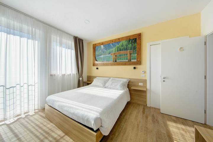 Camera 'Camera G Beige' con vista lago, terrazza condivisa e Wi-Fi in Domegge di Cadore, Dolomiti Orientali