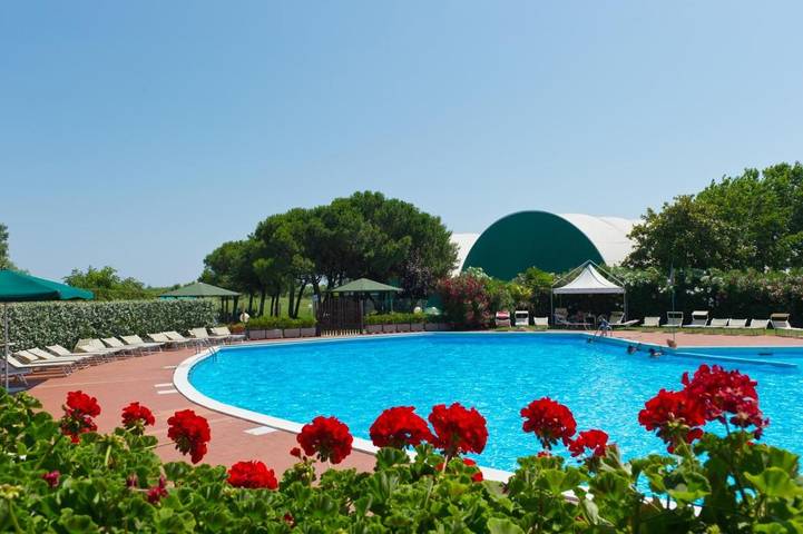 Hotel voor 4 personen, with Terras and Tuin as well as Zwembad and Uitzicht in Lido di Venezia