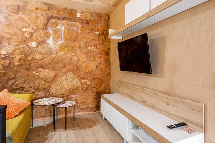 Entire studio, Studio 'La Bodega' with Wi-Fi in Ademuz, Valencia Province