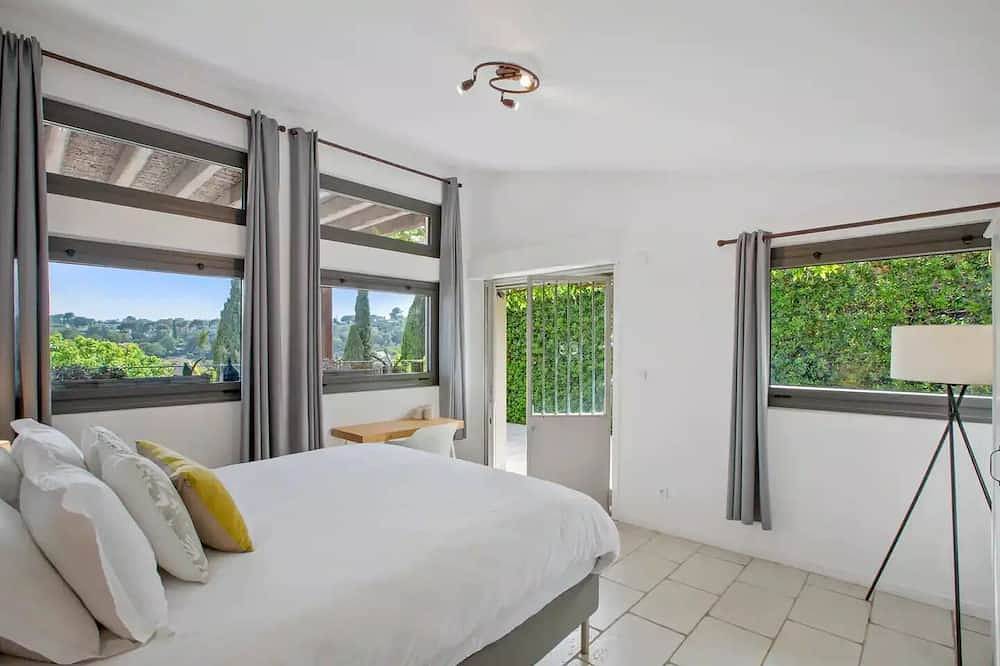 Modern Villa with Sea Views within Walking Distance to Biot Village in Biot, Cannes region