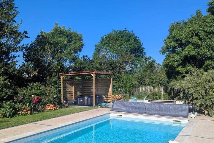 Maison de vacances pour 14 personnes, avec terrasse ainsi que jardin et jacuzzi