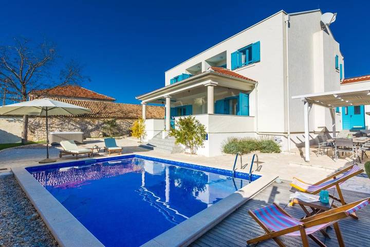 Ferienhaus für 14 Personen, mit Balkon und Whirlpool sowie Terrasse und Garten