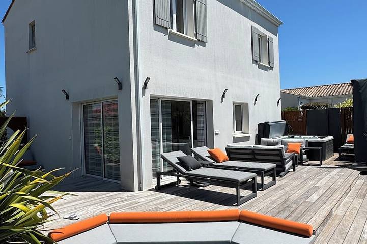 Location de vacances pour 8 personnes, avec terrasse ainsi que jacuzzi et jardin à Saint-Ciers-du-Taillon - 4