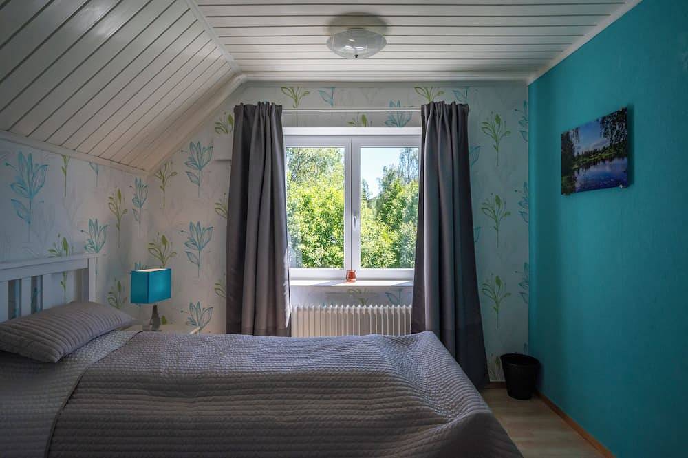 Idyllisch sonnige Seelage mit nur 20 m zum privaten Bootsanleger und Boot. in Axland, Värmland