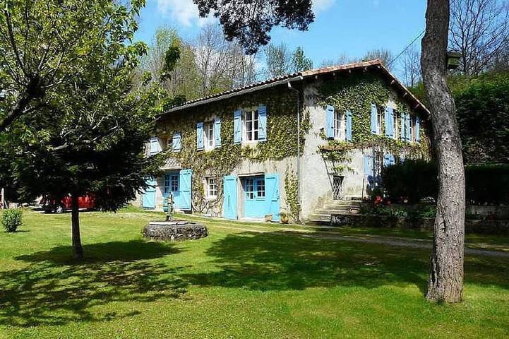 Cabaña del siglo XIX en el campo de Ariege in Lavelanet, Ariège
