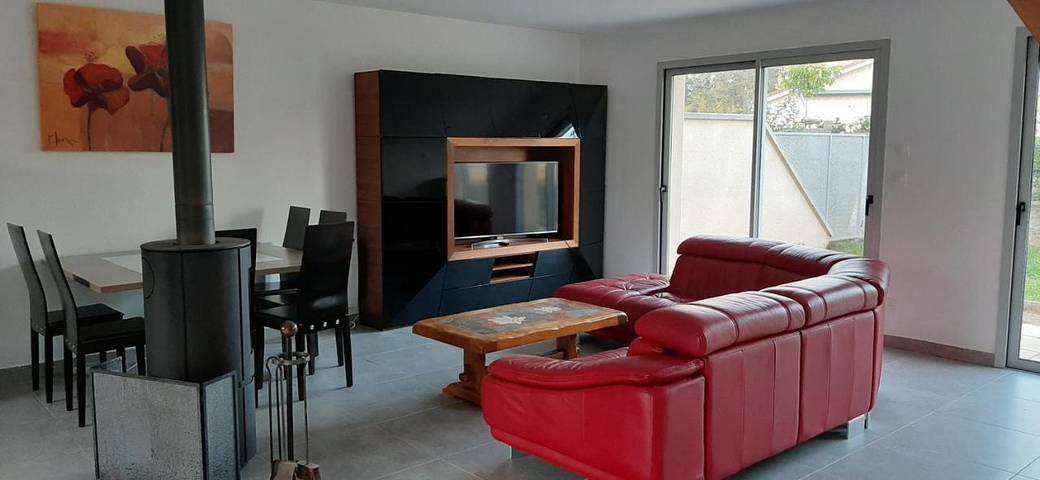 Location de vacances pour 6 personnes, avec jardin ainsi que terrasse et vue, animaux acceptés à Saint-Symphorien-sur-Coise - 3