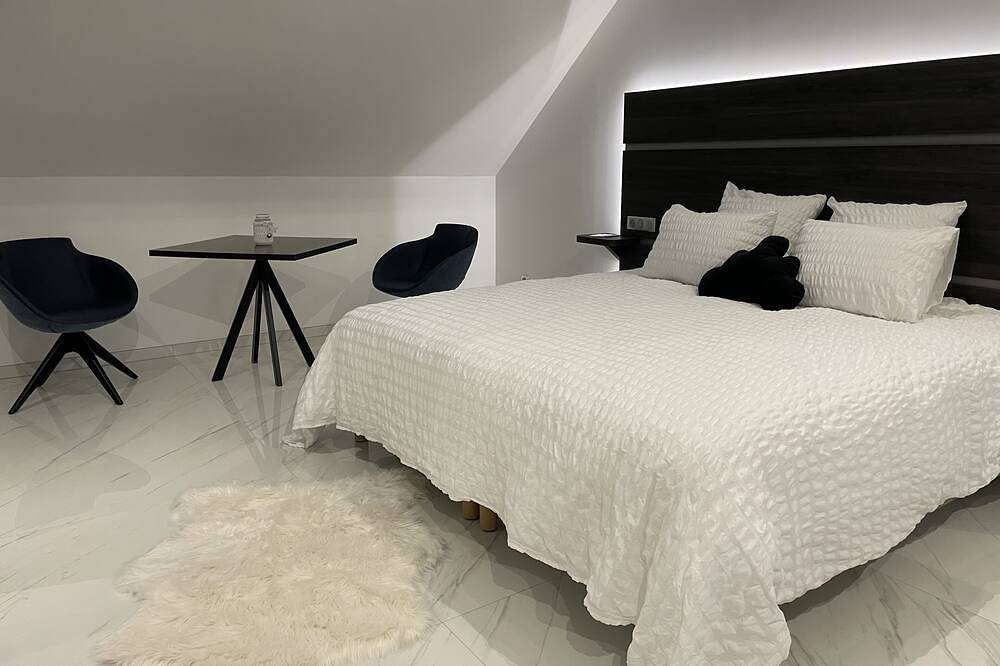 Suite Pleine Lune luxury serenity, outdoor jacuzzi-waterfall shower-island bathtub in Roye, Haute-Saône