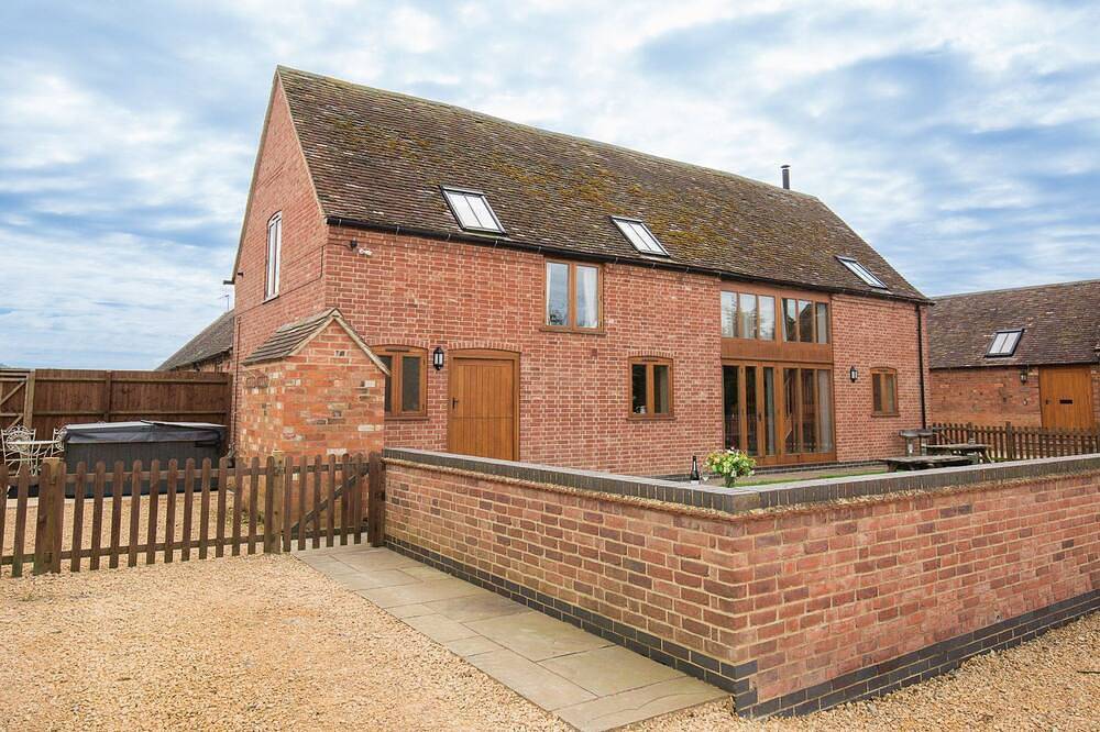 Siskin Barn, Near Stratford-upon-Avon, sleeps 9 guests  in 4 bedrooms in Bidford on Avon, Warwickshire