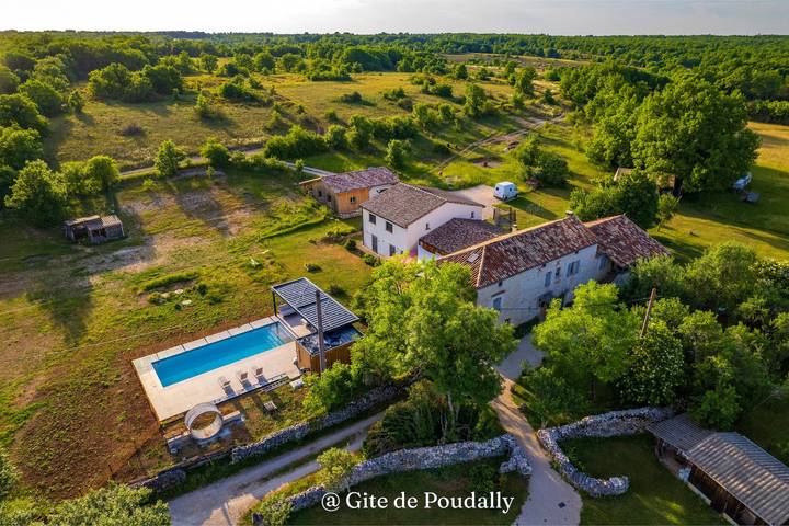 Location de vacances pour 32 personnes, avec jardin dans le Lot