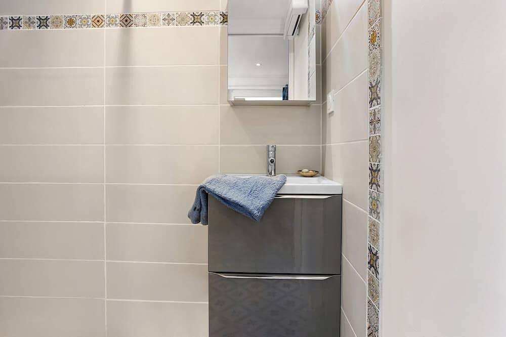 Entire apartment, Apartment 'Carpe Diem' with Shared Terrace and Wi-Fi in La Farlède, Toulon region