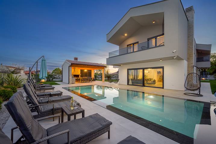 Villa pour 9 personnes, avec jardin ainsi que piscine et terrasse, animaux acceptés à Barban