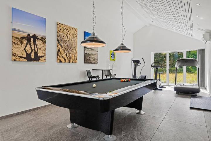 Luxury holiday home in Blåvand with hot tub, pool table & gym in Blavand, Región de Varde