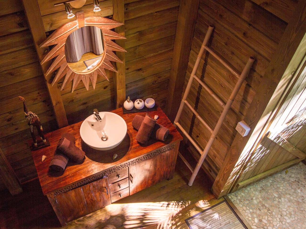 Ganze Wohnung, Bereich "Case Mezzanine" mit Blick auf das Wasser in Deshaies, Guadeloupe