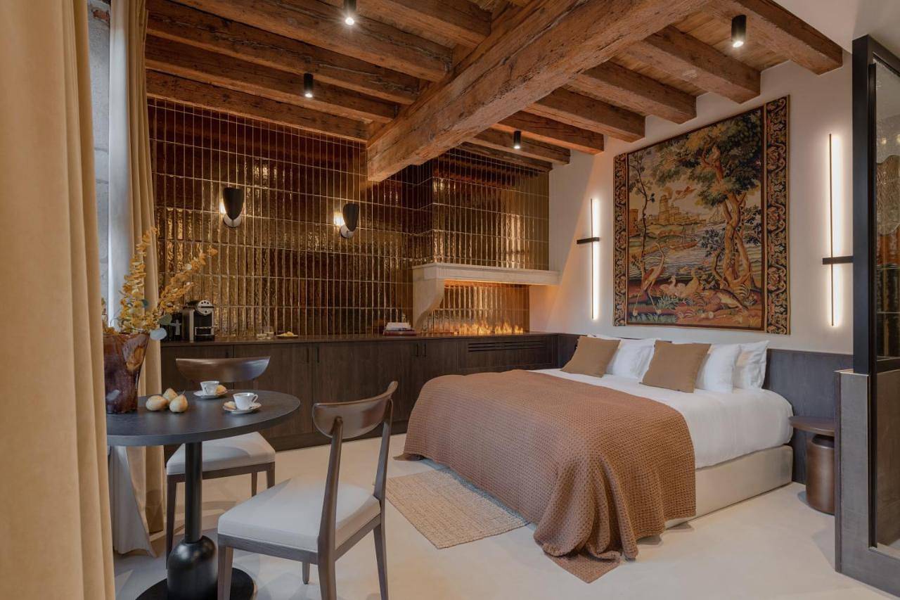 Mihotel - Grenier à Sel de Pérouges in Pérouges, Ain