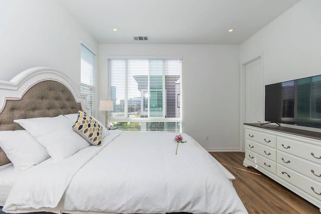 Entire apartment, Central Location Master Bedroom w Shared Bathroom in Irvine, Orange County