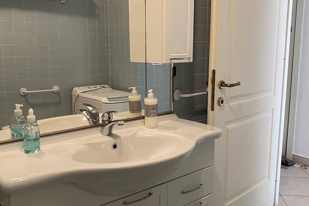 Appartement entier, Apartment with garden by the sea, 5 min walk to the beach, only 2km from Monaco in Roquebrune-Cap-Martin, Côte méditerranéenne (France)