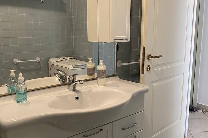 Gîte pour 4 personnes, avec terrasse ainsi que jardin et piscine dans Plage Du Golfe Bleu Roquebrune Cap Martin - 3