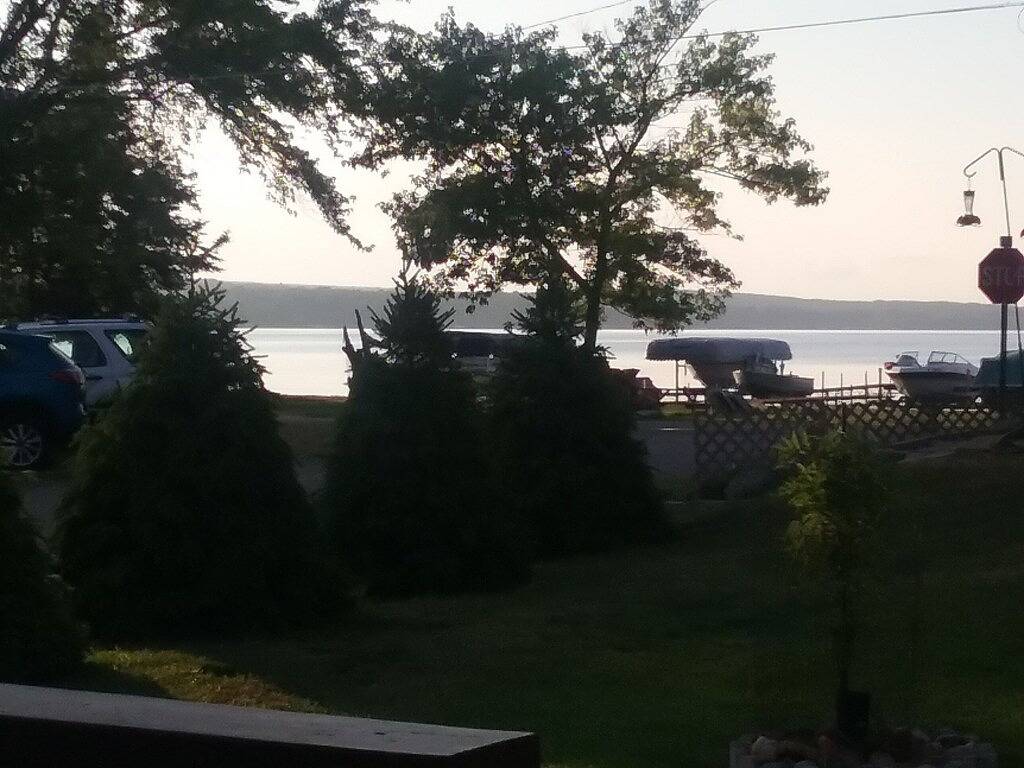 Hubbard Lake, South Shore See, Dock und Privatstrand für alle Jahreszeiten in Hubbard Lake, Alcona County