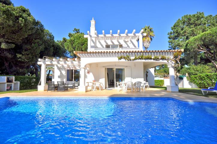 Villa pour 6 personnes, avec vue ainsi que jardin et balcon à Quarteira