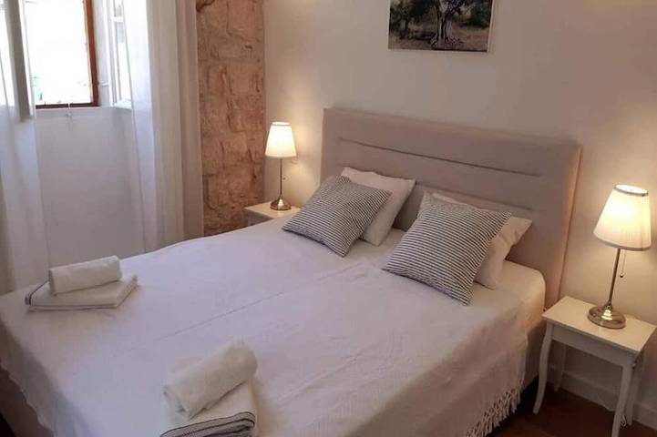 Casa Ruben - Two Bedroom Holiday Home with Sea View in Vis Stadt, Vis (Dalmatien)
