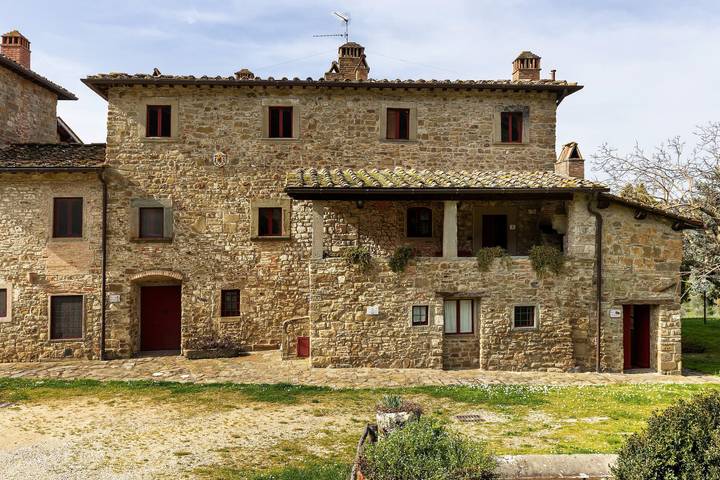 Geheel appartement, Agriturismo Palaia – Le Botti: Ruim Appartement op Boerderij met Zwembad in Pelago, Valdarno
