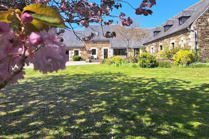 Location de vacances pour 8 personnes, avec jardin à Minihy-Tréguier