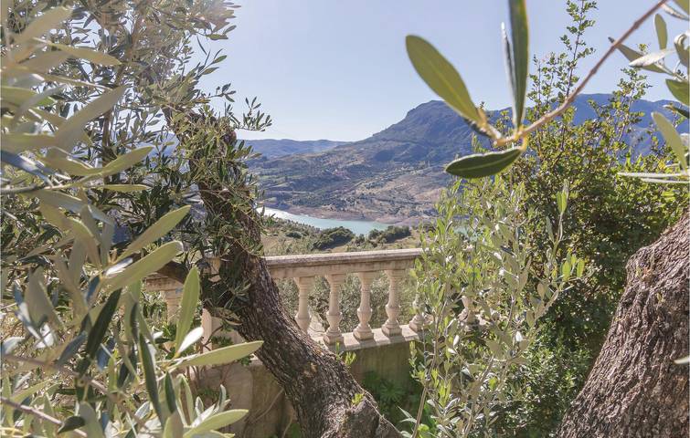 Mountain View Terrace Apartment with Baby Bed in El Gastor, White Villages