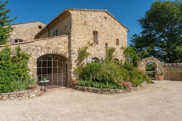Gîte pour 2 personnes, avec vue et piscine ainsi que jardin et terrasse à Salles-sous-Bois - 3