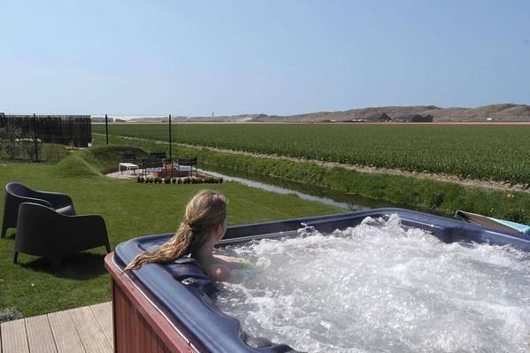 Moderne, luxe vakantievilla met buiten whirlpool op 1200m v/h strand in Julianadorp, Noord-Holland - Kust van de Noordzee