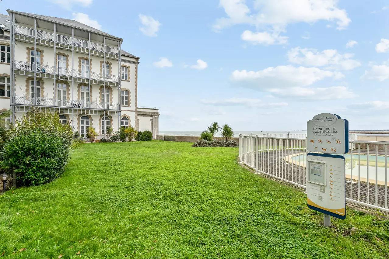 Entire apartment, Budget 1 bedroom apartment (4 people) in Le Croisic, Côte d'Amour