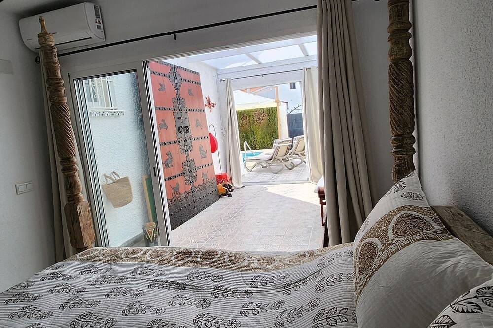 10 minutes to the beach! King Suite for 2 adults in quiet B&B with private pool. in San Fulgencio, Costa Blanca