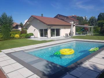 Cottage pour 12 personnes, avec jacuzzi et jardin ainsi que piscine et sauna à Messery