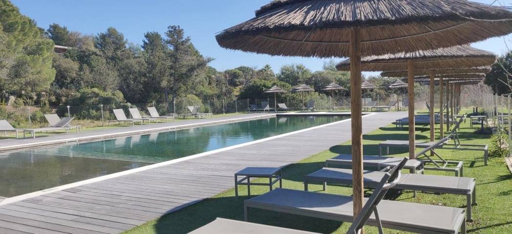 Appart’hôtel pour 4 personnes, avec piscine ainsi que terrasse et jardin