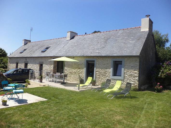 Location de vacances pour 7 personnes, avec terrasse et jardin à Plonéour-Lanvern